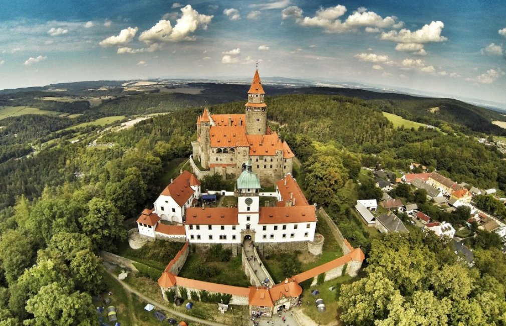hrad-bouzov-2013-1024x588.jpg
